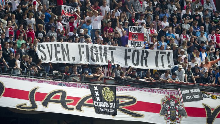 Ajax-supporters steunden de neergeschoten Sven Westendorp met spandoeken tijdens een wedstrijd tegen Heerenveen. © ANP Beeld 