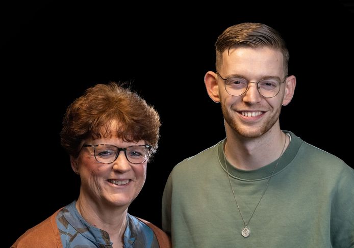 Diana Scholten draagt zoon Marco ten Donkelaar voor. Diana werd door de toen 17-jarige Marco gereanimeerd.