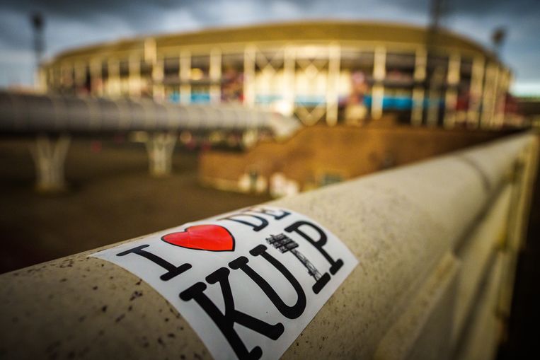 Een sticker bij de Kuip in Rotterdam. Het stadion heeft zijn beste tijd gehad. Nu het project Feyenoord City niet doorgaat, zal een plan moeten worden gemaakt voor renovatie, zoals veel Feyenoordsupporters al jaren bepleiten. Beeld 