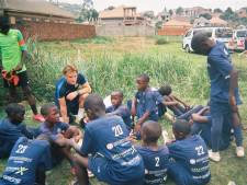Hidde (24) uit Zutphen ging naar Afrika om voetbaltraining te geven: ‘Zo mooi om iets te kunnen betekenen’