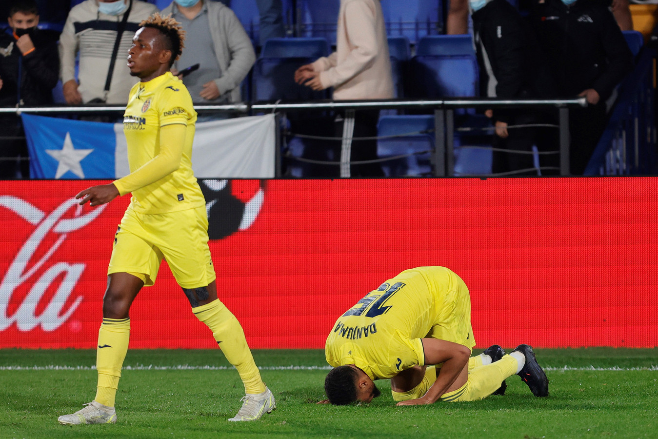 Arnaut Danjuma (rechts) viert zijn goal.
