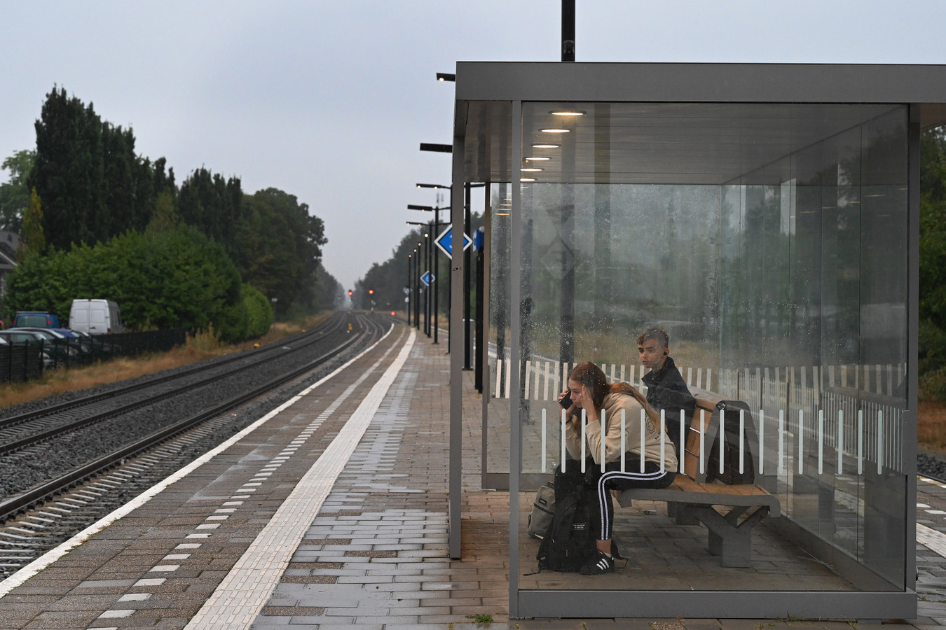 Jonge reizigers wachten op station Cuijk tevergeefs op de trein.