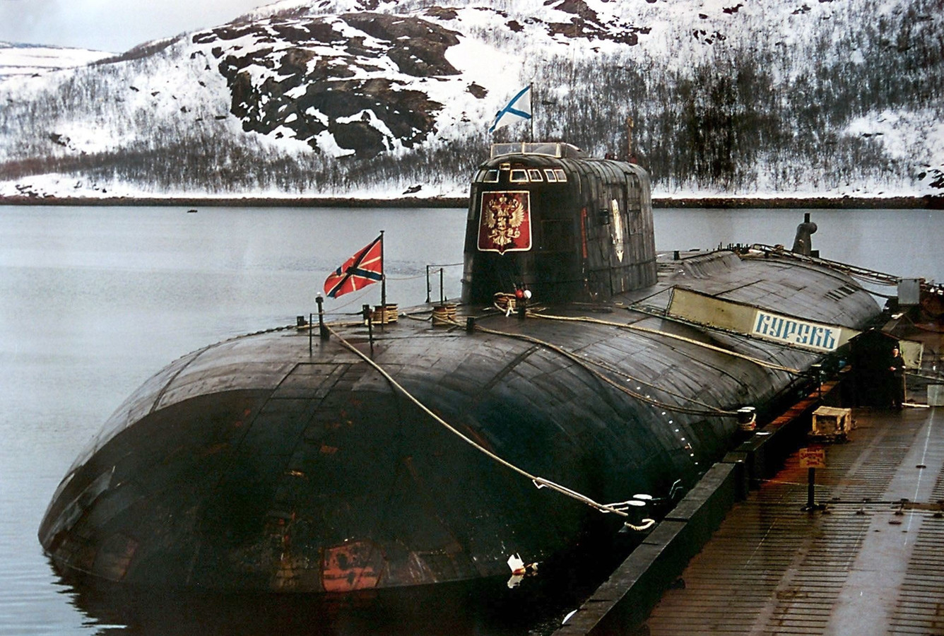 Mammoet, de berger van de gezonken duikboot de Koersk, gaat in de verkoop Foto pzc.nl