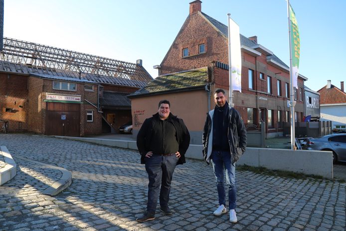 Voorzitter Samuel Billens en schepen Simon De Boeck voor het jeugdhuis en café De Vrede op het Dorpsplein in Gooik.