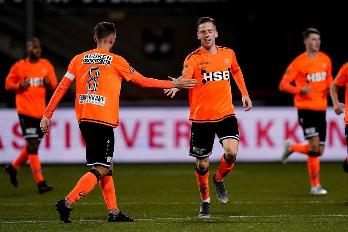 Gijs Smal wordt gefeliciteerd na zijn gelijkmaker tegen Jong PSV.