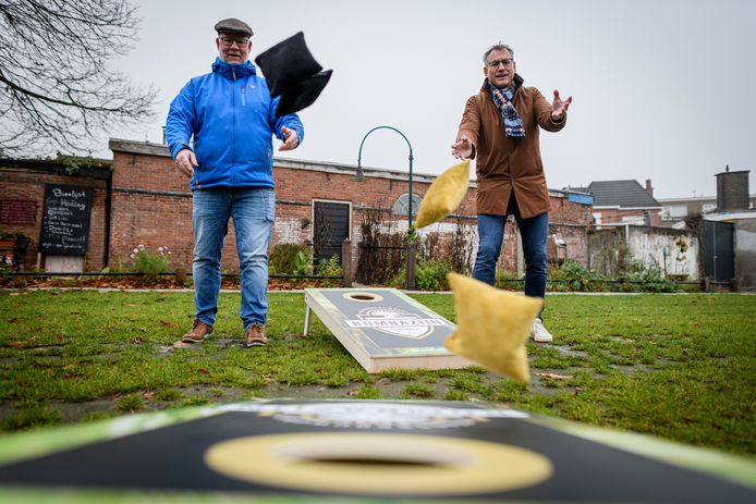 Graanzak smiet'n; Manfred Oude Bekke (links) en Bart van den Eijnde doen het voor.