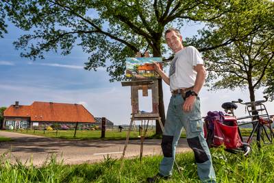 Jos brengt met olieverf ode aan bedreigde Molenbeekhoeve: ‘Zoveel moois gaat op de schop’