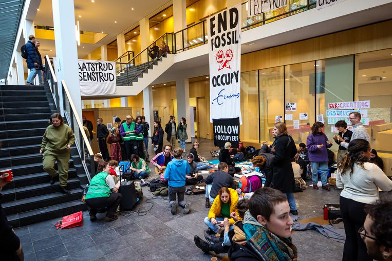 Een tiental demonstranten bezet een gebouw van de Erasmus universiteit. Beeld ANP
