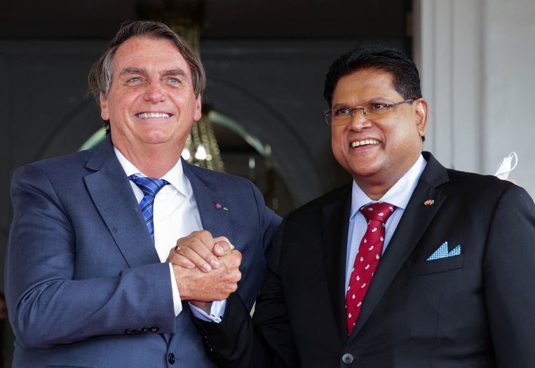 De Braziliaanse president Jair Bolsonaro ontmoet zijn Surinaamse collega Chandrikapersad Santokhi om over economische samenwerking te spreken. Het belangrijkste gespreksthema is de olie- en gaswinning.  Beeld Reuters