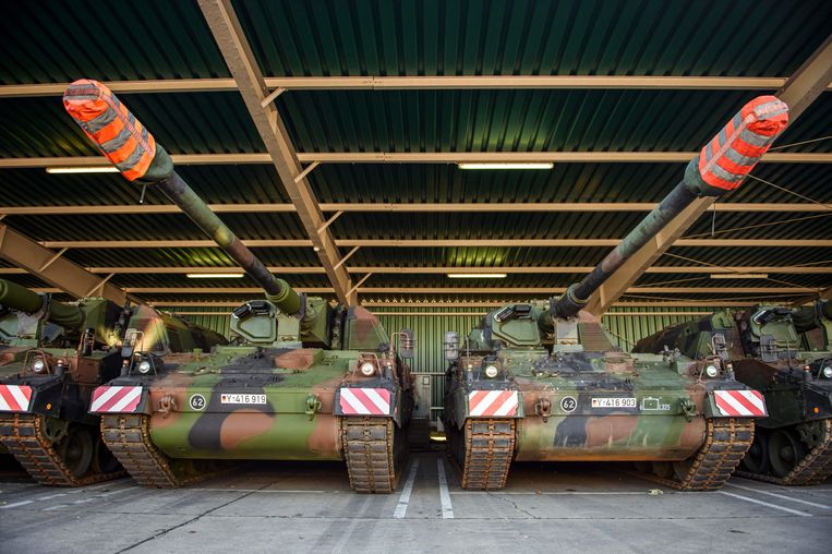 Duitse Pantserhaubitze 2000-tanks (archiefbeeld). Beeld AFP