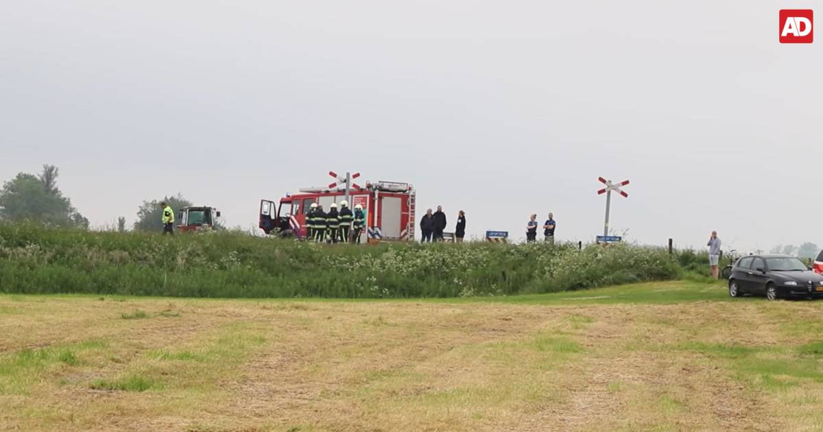 VIDEOBij een aanrijding tussen een trein en een auto zijn vanochtend twee mensen om het leven gekomen.