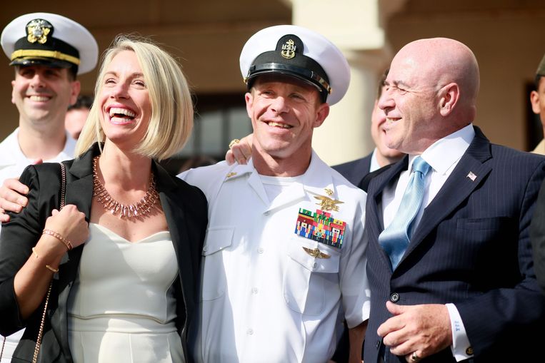 Edward Gallagher (midden) met zijn vrouw Andrea (links) en zijn advocaat nadat hij werd vrijgesproken voor moord. Beeld AFP