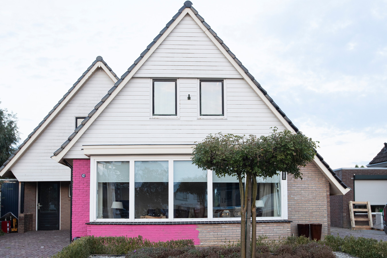Arjan Otter uit Geerdijk schildert zijn hele huis roze als protest tegen de provincie.