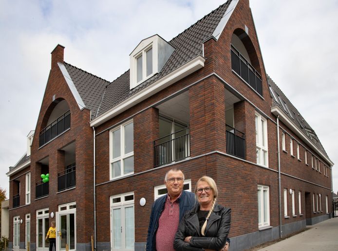 Maria van Gisbergen en haar partner Tom Wijtenburg bij het nieuwe appartementencomplex dat staat op de plek van het voormalige café De Snor.