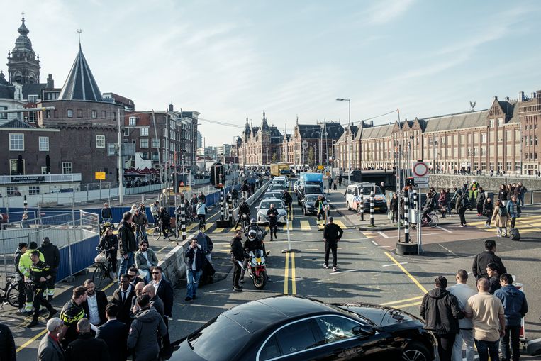 I tassisti hanno bloccato le strade del centro città per protestare contro la “politica anti-taxi” di Amsterdam
