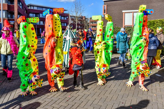 Optocht Rucphen met het motto (Alles op z'n kop).