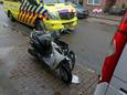 Scooterrijder ramt auto's in Enschede