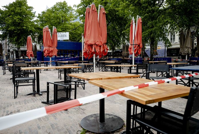 2020-05-11 11:00:34 DEN HAAG - Stoelen en tafels staan 1,5 meter uit elkaar op het terras van een cafe aan het Plein. Restaurants en cafes bereiden zich voor op de mogelijke versoepeling van de coronamaatregelen op 1 juni. ANP SEM VAN DER WAL