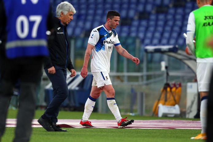 Robin Gosens verlaat het veld na zijn rode kaart tegen AS Roma.