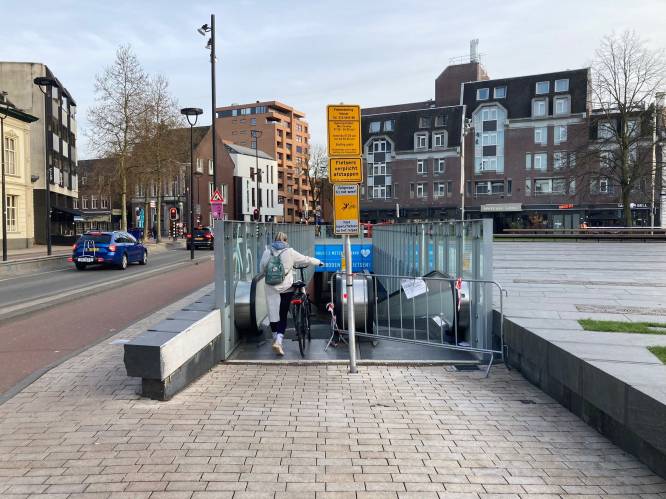 Coating rolpad fietskelder onder Heuvelplein laat alweer los, voorlopig maar één ‘trap’ beschikbaar 