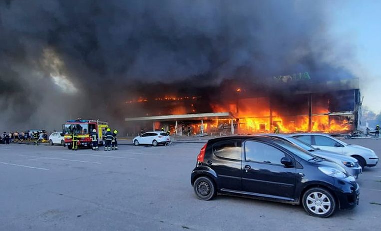 Missile russo colpisce di nuovo città lontane dalla prima linea in Ucraina, almeno 13 civili uccisi in un centro commerciale