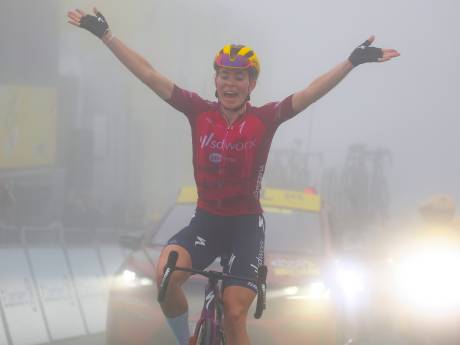 Demi Vollering slaat indrukwekkende dubbelslag op Tourmalet en heeft zege Tour de France Femmes voor het grijpen