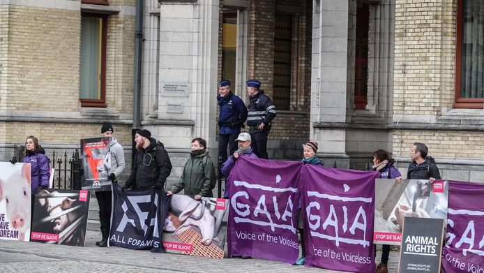 Dierenorganisaties op een eerder protest in 2019 voor de rechtbank van Ieper, waar de  zaakvoerder van het  slachthuis van Tielt toen terechtstond.