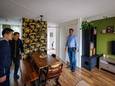 Kai en Meng An Tang bekijken samen met makelaar Frank Huibers de woning.