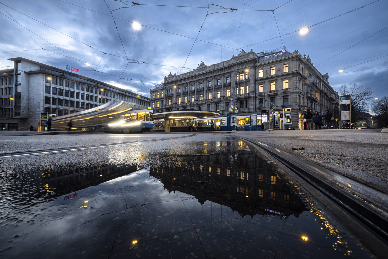 Kantoren  van Credit Suisse en UBS  'gebroederlijk' naast elkaar op de Paradeplatz in Zürich. Beeld ANP / EPA