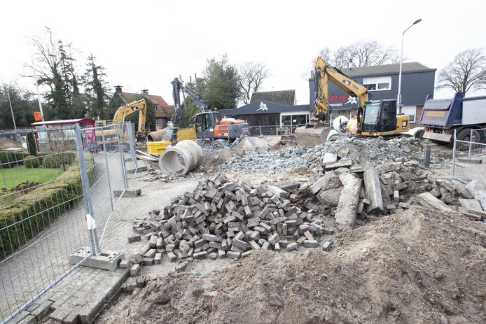 Sinds de gemeente begonnen is met rioolwerkzaamheden aan de Hoofdweg in Westerhaar is het voor klanten een crime om bij de winkels te komen.