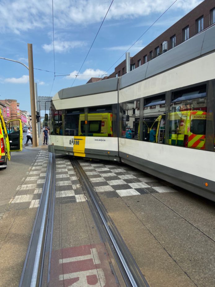 Zeeslak vorst eetpatroon Lijn 4 en 10 verstoord door ongeval met tram in Hoboken | Antwerpen | hln.be