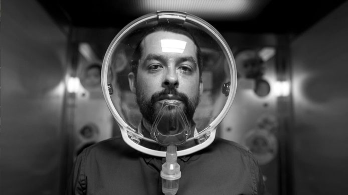 Daniel Katz (Sebastián) in 'El perro que no calla'.