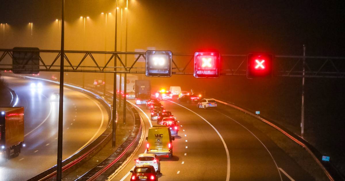 Man loopt op snelweg, wordt aangereden.