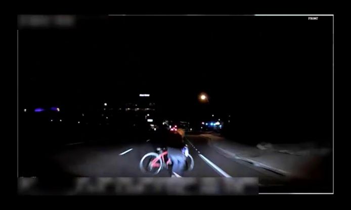 Op de dashcamvideo is te zien hoe slachtoffer Elaine Herzberg met haar fiets de onverlichte weg oversteekt.