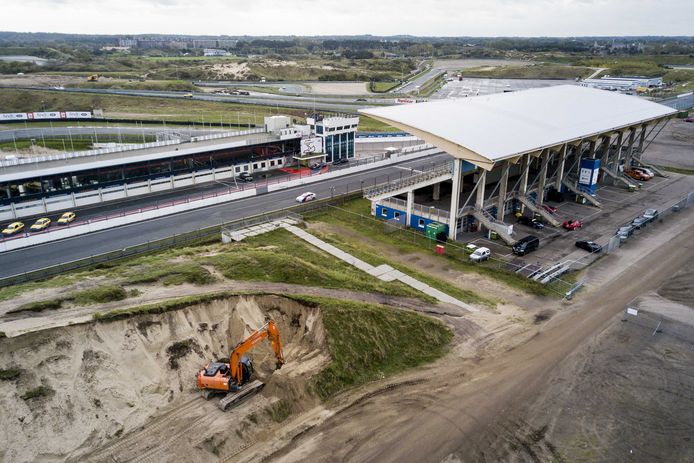 Op circuitpark Zanvoort wordt gewerkt aan de hoofdtribune.
