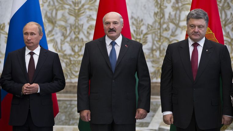 Vladimir Poetin (L), Alexander Loukasjenko (Wit-Rusland) en Petro Porosjenko in Minsk vorige week. Beeld ap