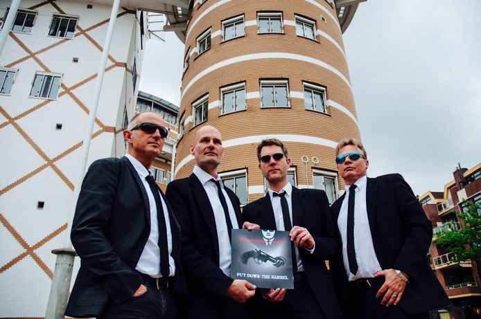Het Glazen Huis van Serious Request komt in december naar Apeldoorn en daarmee voor de eerste keer naar Gelderland. De Apeldoornse rockband Handsome Molly verbindt zich aan dit evenement met het speciaal hiervoor geschreven nummer Put down the Barrel.