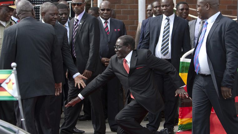 Robert Mugabe valt. Beeld ap