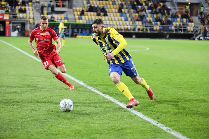 Haris Memic uit Winterswijk (rechts) in actie voor zijn Poolse club Arka Gdynia tegen Skra Częstochowa.