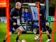 Louis van Gaal en Henk Fraser volgen vanuit een golfkarretje de laatste training van Oranje voor de wedstrijd tegen Noorwegen.