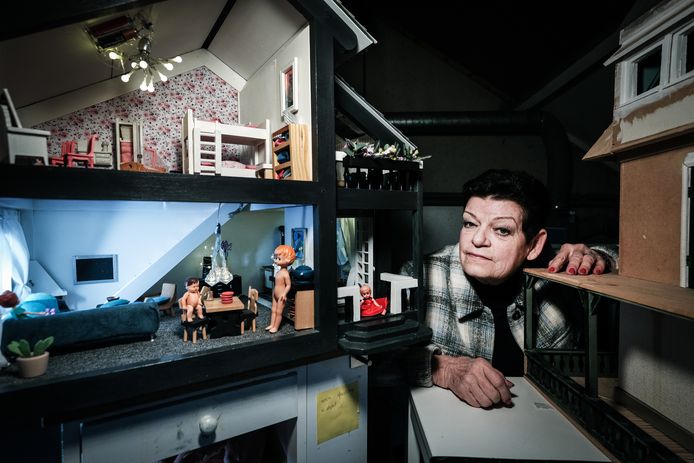 Wil Tito met haar poppenhuis. Na een oproep in de krant kreeg ze een hele hoop ‘bewoners’ gedoneerd.
