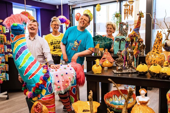 In Holten opent de eerste winkel van ZoZijn zorg dagbesteding met zelfgemaakte kunst en cadeaus van cliënten. Anja ten Have en Sinie Wentink met bril op. Ronnie en Marco met blauw shirt aan.