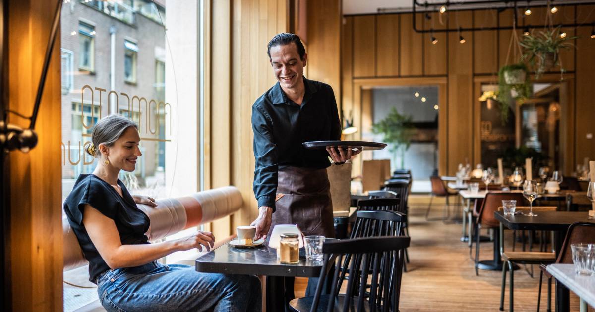 Engelse bediening in de Arnhemse horeca: ‘Bij het eerste tafeltje kreeg ik te horen: ‘Jij spreekt geen Nederlands’