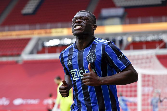 Brian Brobbey opende ondanks een blessure de score.