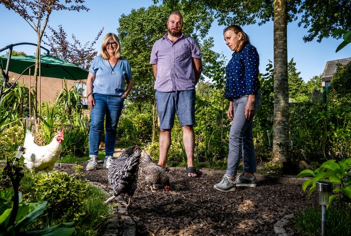 Arend Wesdijk, hier samen met EVB-raadslid Els Schaap (links) en initiatiefneemster Irma, is  een van de bewoners die de buurttuin aan de Kempenaar in Barendrecht onderhoudt.