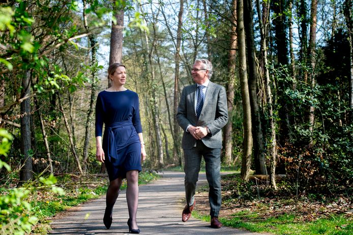 Waar Gelre ziekenhuizen-bestuurders Michel Galjee en Elza den Hartog over de recente ontslagen en boventallig verklaarde kraamverzorgers zwijgen, opent het ziekenhuis in Zutphen na het weekend wel weer de afdeling verloskunde. Rechts bestuursvoorzitter van Gelre ziekenhuizen Michel Galjee, links Elza den Hertog, als bestuurslid van Gelre verantwoordelijk voor de patiëntenzorg.