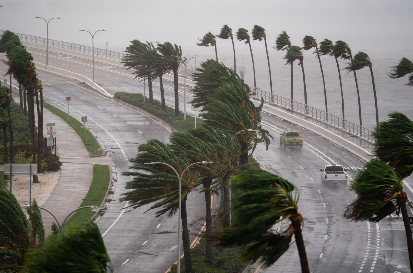 ouragan-ian-des-vagues-de-plusieurs-m-tres-et-des-inondations