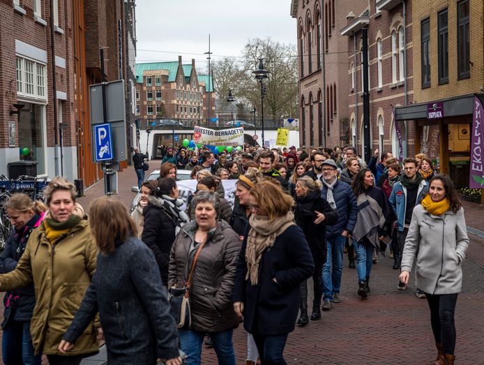 Het is druk op de Steenweg.