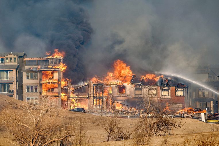 Natuurbranden bereiken huizen en gebouwen in de buitenwijk Superior in Boulder, Colorado. Beeld via REUTERS
