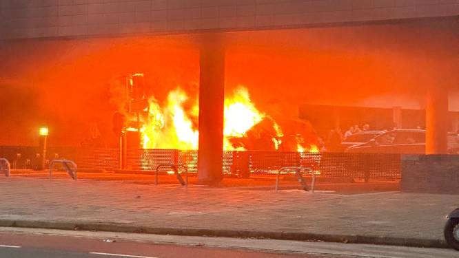 Twee elektrische auto’s vliegen in brand bij kantoorpand BrabantZorg in Oss